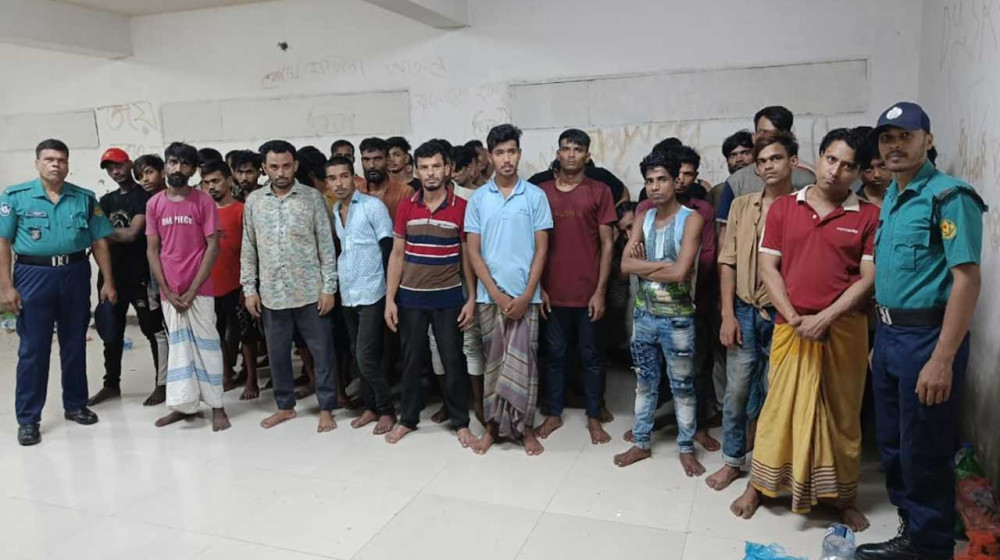 হঠাৎ জেনেভা ক্যাম্প ঘিরে ফেলে পুলিশ, অতঃপর... হঠাৎ জেনেভা ক্যাম্প ঘিরে ফেলে পুলিশ, অতঃপর...