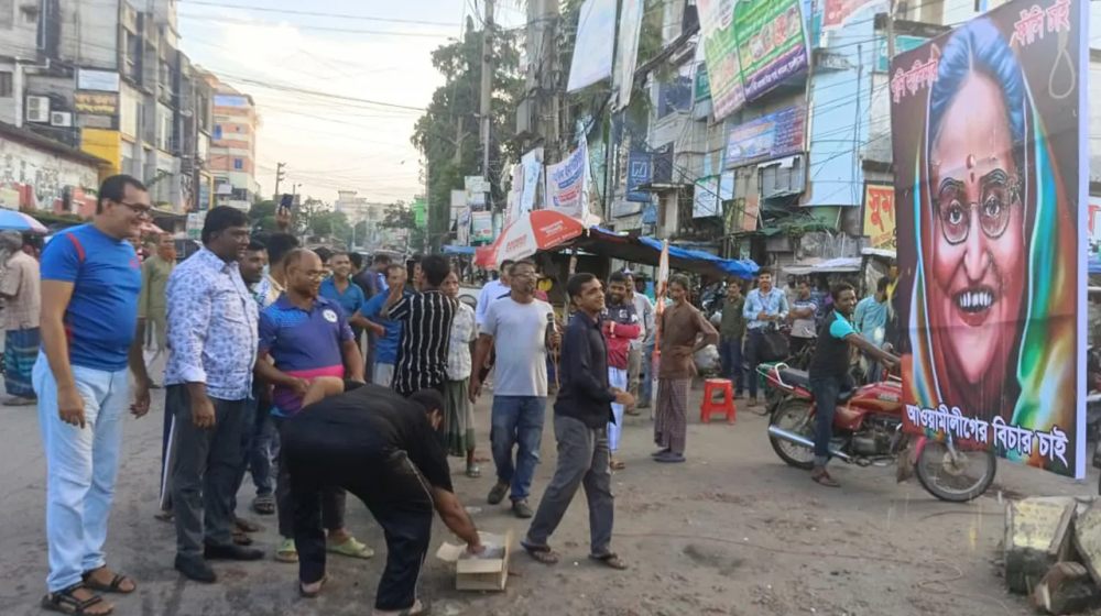 শেখ হাসিনার প্রতিকৃতিতে ডিম নিক্ষেপ শেখ হাসিনার প্রতিকৃতিতে ডিম নিক্ষেপ