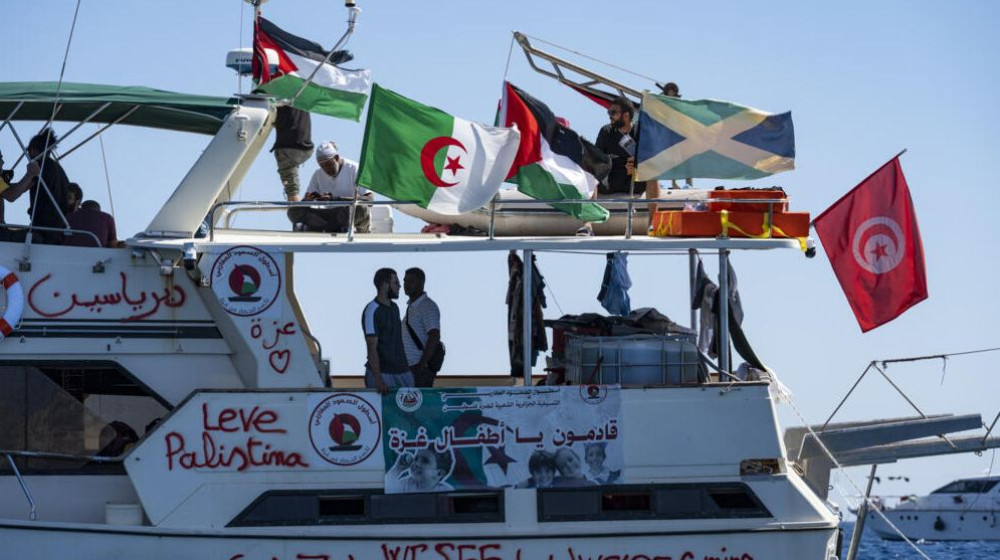 গাজার জলসীমায় প্রবেশ করল ফ্লোটিলার জাহাজ, পথে আরও ২৩টি গাজার জলসীমায় প্রবেশ করল ফ্লোটিলার জাহাজ, পথে আরও ২৩টি