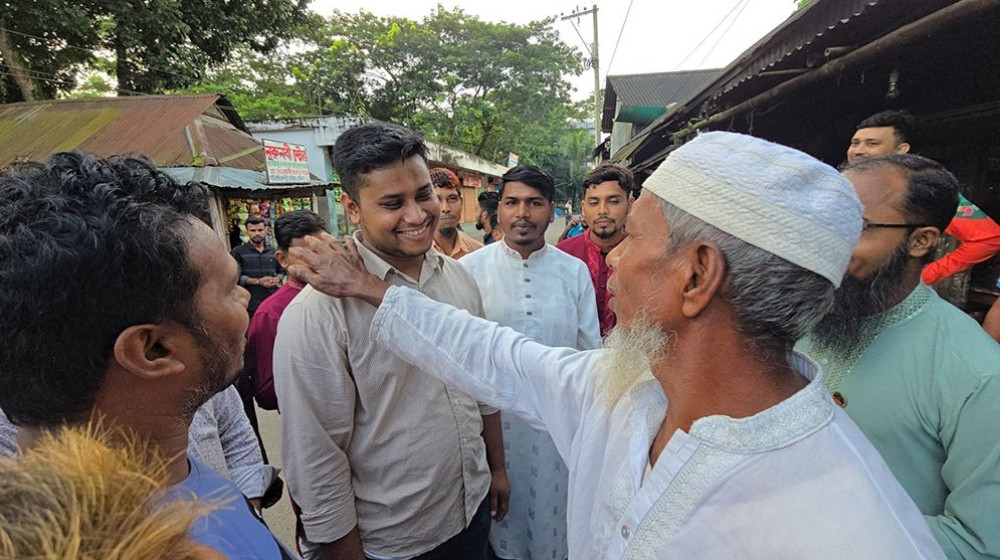 টাকা খরচ করে এমপি হতে চায় ব্যবসা করার জন্য: হাসনাত টাকা খরচ করে এমপি হতে চায় ব্যবসা করার জন্য: হাসনাত