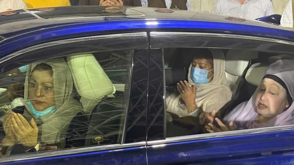 ৭ বছর পর শহীদ জিয়ার মাজার জিয়ারত করলেন খালেদা জিয়া ৭ বছর পর শহীদ জিয়ার মাজার জিয়ারত করলেন খালেদা জিয়া