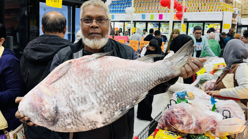 আল আকসা সুপার মার্কেটের গ্র্যান্ড ওপেনিং: হাজারো মানুষের উৎসবমুখর সমাগমে জমজমাট কেনাকাটা আল আকসা সুপার মার্কেটের গ্র্যান্ড ওপেনিং: হাজারো মানুষের উৎসবমুখর সমাগমে জমজমাট কেনাকাটা