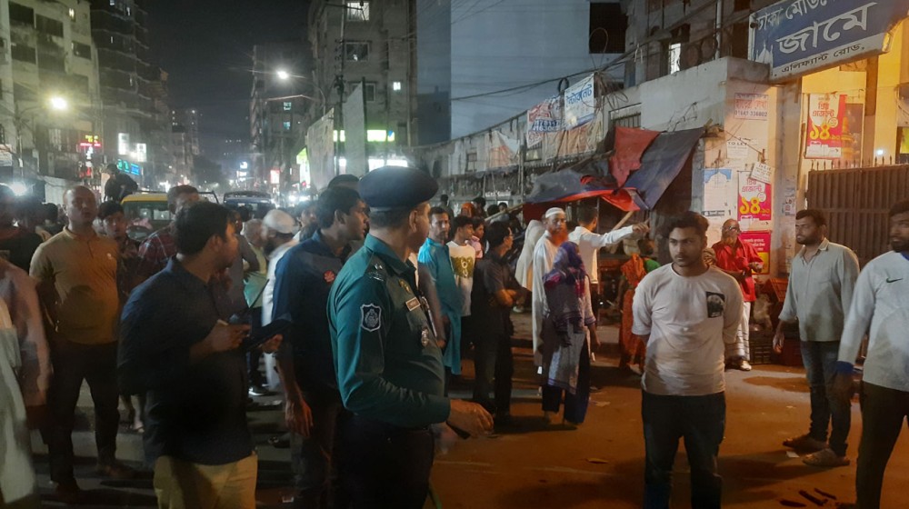 ফুটপাতে জ্বলন্ত চুলা ও সিলিন্ডার, ৮ জনকে আটক করলেন ওসি