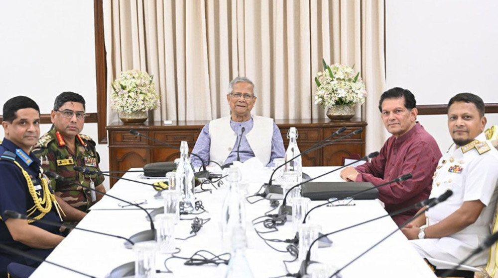 সেনা মোতায়েন নিয়ে প্রধান উপদেষ্টার সঙ্গে ৩ বাহিনী প্রধানের যে আলোচনা হলো