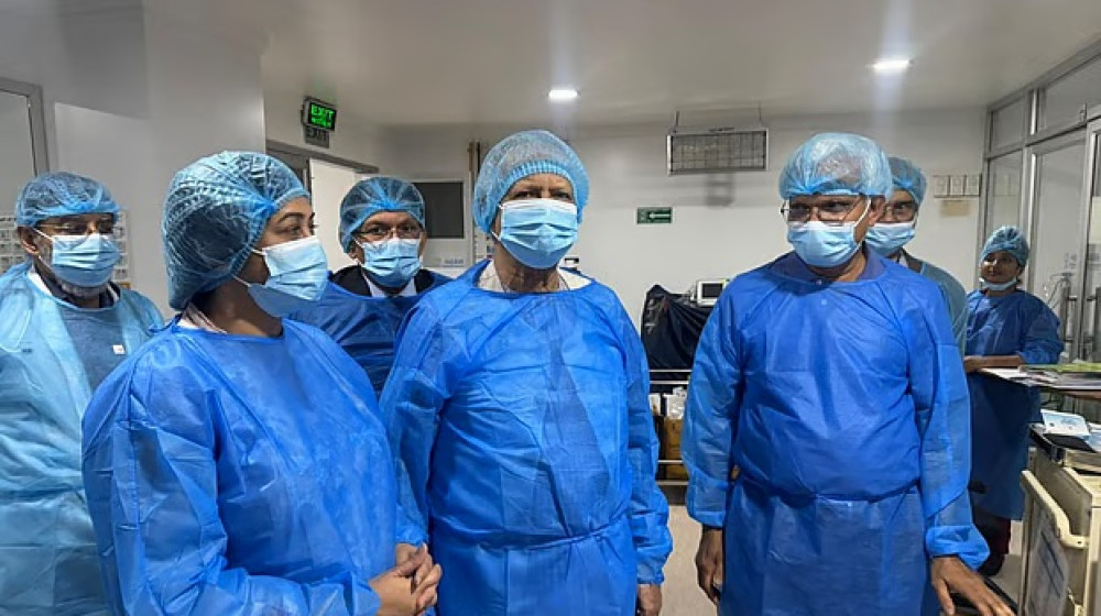 খালেদা জিয়ার স্বাস্থ্যের খোঁজ নিতে এভারকেয়ার হাসপাতালে প্রধান উপদেষ্টা