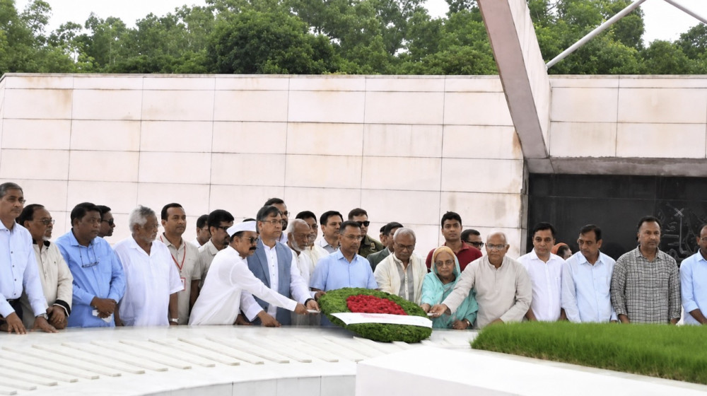 বিএনপির প্রতিষ্ঠাবার্ষিকীতে মা-বাবার সমাধিতে প্রধানমন্ত্রীর শ্রদ্ধা