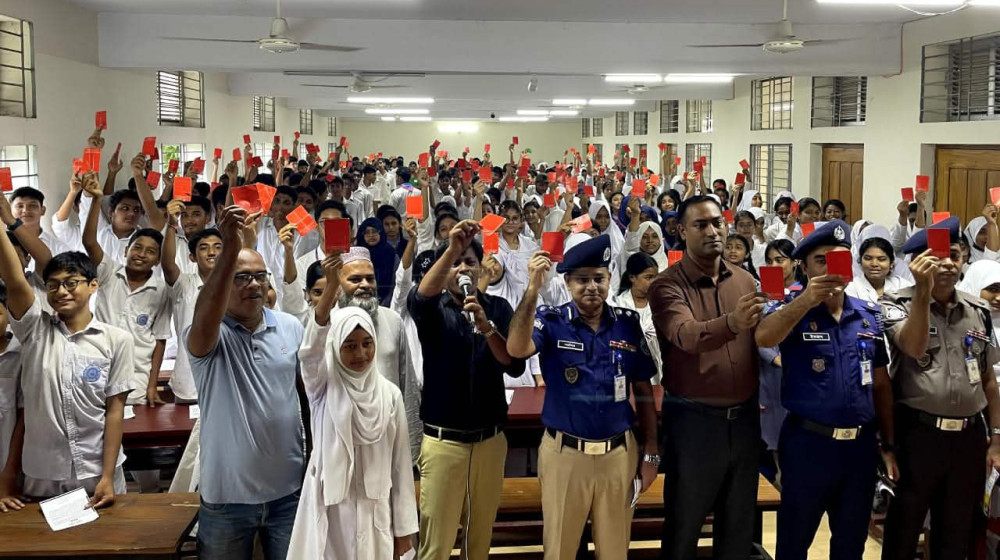 মাদক-কিশোর অপরাধ প্রতিরোধে বেগমগঞ্জে শিক্ষার্থীদের শপথ, লাল কার্ড প্রদর্শন