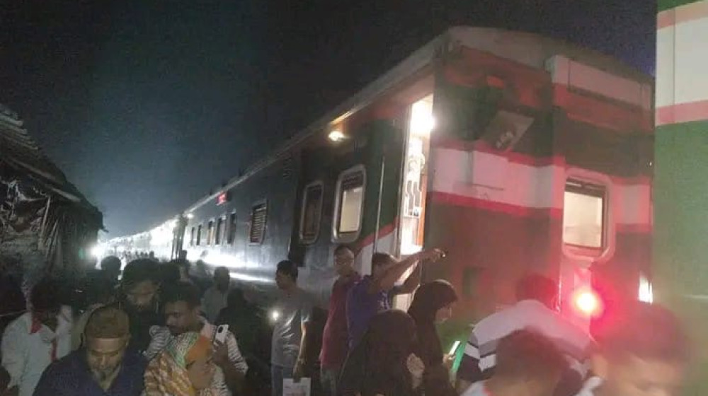 সান্তাহারে ট্রেনের বগি লাইনচ্যুত; ঢাকার সঙ্গে উত্তরবঙ্গের রেলযোগাযোগ বন্ধ