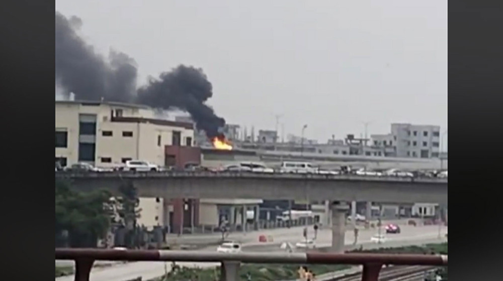 ঢাকা এলিভেটেড ওক্সপ্রেসওয়েতে বিলাসবহুল গাড়িতে আগুন ঢাকা এলিভেটেড ওক্সপ্রেসওয়েতে বিলাসবহুল গাড়িতে আগুন