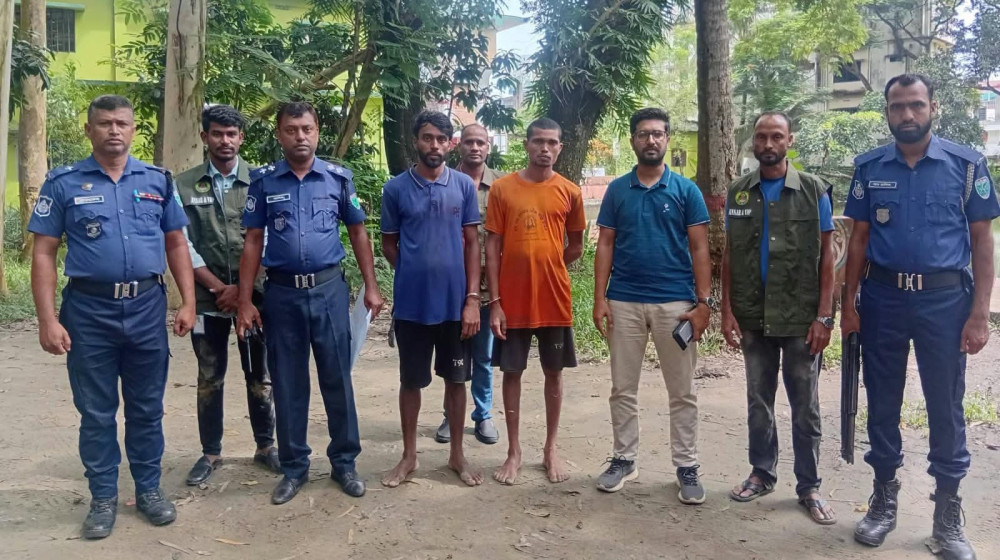 অবৈধভাবে বালু উত্তোলনে হাতেনাতে দু'জনকে আটকে তিন মাসের কারাদণ্ড