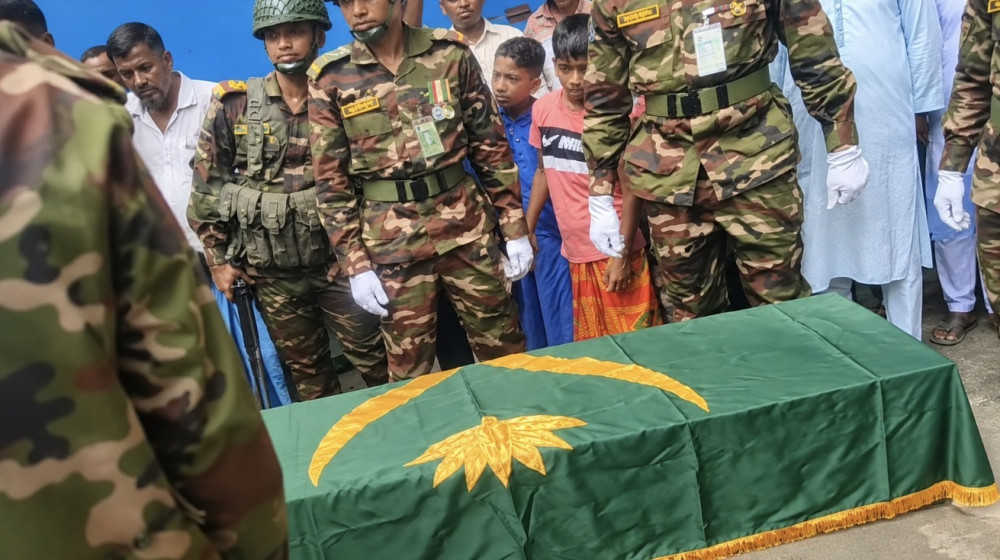 হাটহাজারীতে ট্যাংক দুর্ঘটনায় নিহত সেনাসদস্য পিয়াসের দাফন সম্পন্ন
