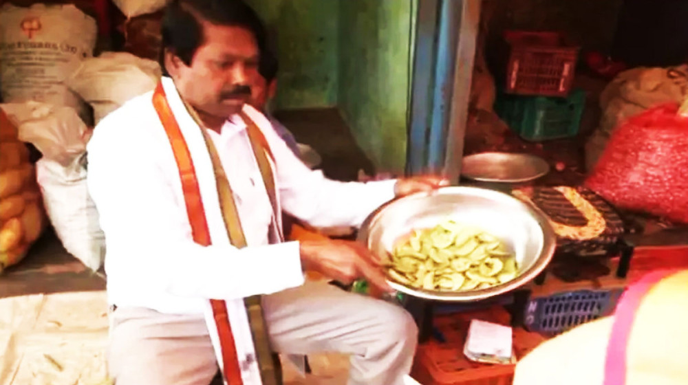 সবজি বিক্রি করছেন লোকসভা ভোটের এমপি প্রার্থী