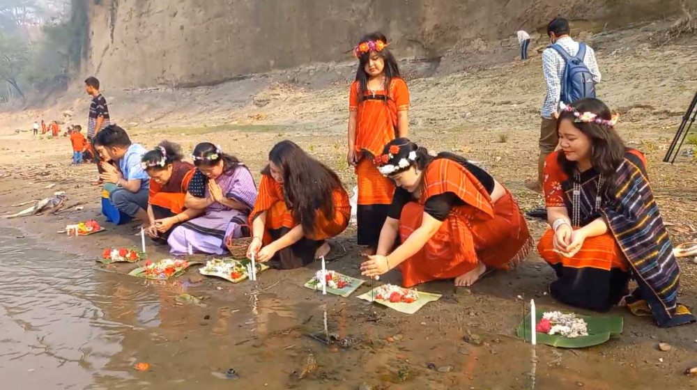 বান্দরবানের সাঙ্গু নদীতে ফুল ভাসিয়ে উদযাপিত হচ্ছে বিষু ও বিজু উৎসব