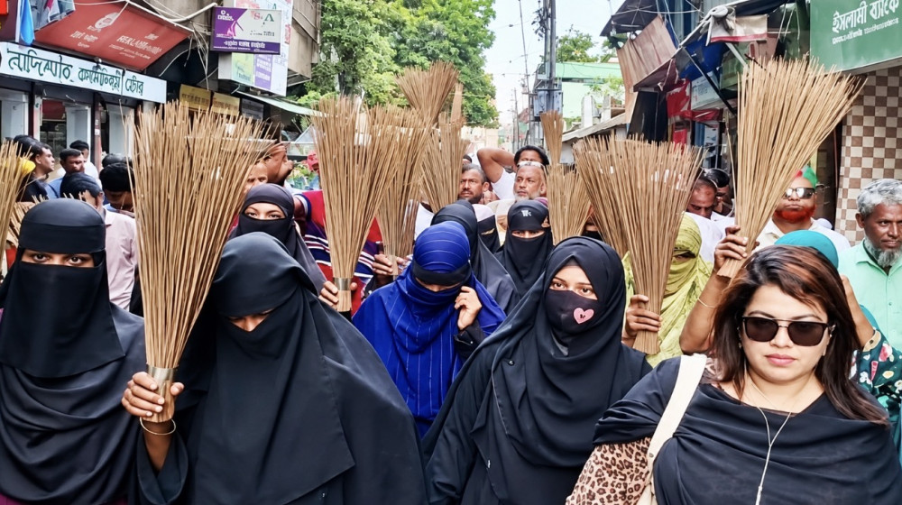 আশুগঞ্জে রুমিন ফারহানাকে অবাঞ্ছিত ঘোষণা, বিএনপির ঝাড়ু মিছিল