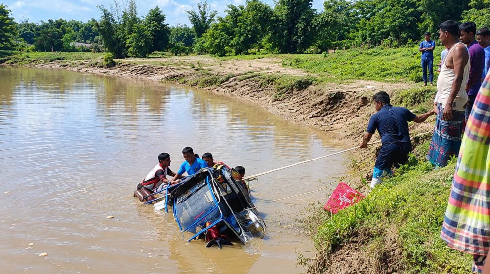 কমলগঞ্জে ধলাই নদীতে ভাসছে টমটম, নিখোঁজ চালক