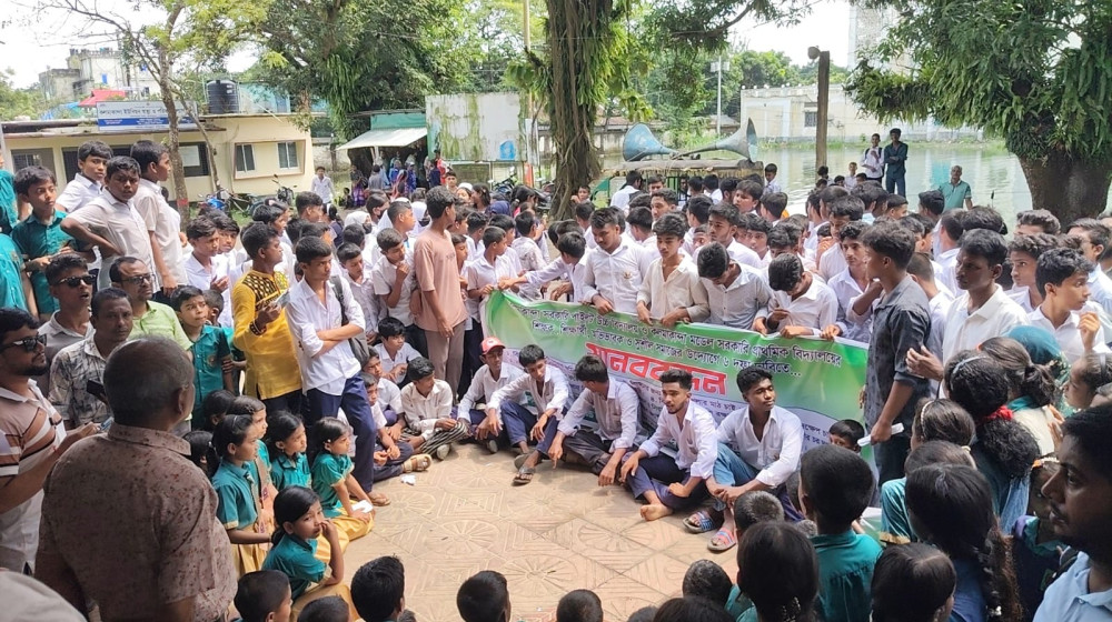 বিদ্যালয়ের বেদখল জমি উদ্ধারসহ বিভিন্ন দাবিতে কলমাকান্দায় ইউএনও কার্যালয় ঘেরাও শিক্ষার্থীদের