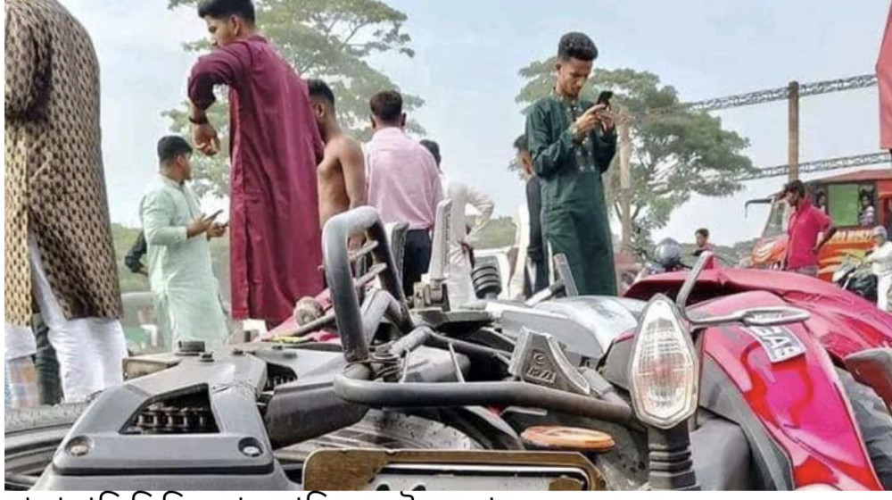 যাত্রীবাহী বাসের সঙ্গে সংঘর্ষে দুই মোটরসাইকেল আরোহী নিহত যাত্রীবাহী বাসের সঙ্গে সংঘর্ষে দুই মোটরসাইকেল আরোহী নিহত