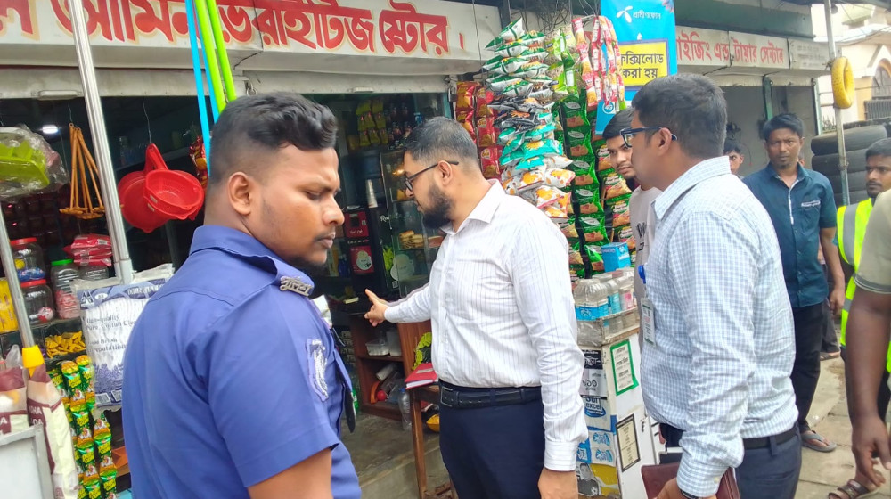 মৌলভীবাজারে ভ্রাম্যমাণ আদালতের অভিযান: অস্বাস্থ্যকর পরিবেশে খাদ্য প্রস্তুত ও সড়কে প্রতিবন্ধকতা সৃষ্টির দায়ে জরিমানা
