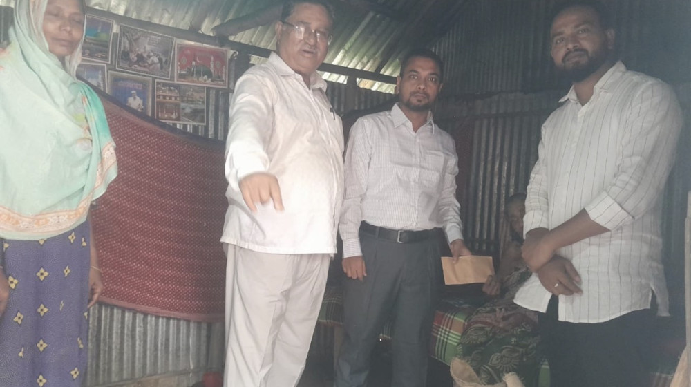 কুড়িগ্রামে সাজিরন বেওয়াকে উপজেলা প্রশাসনের উদ্যোগে সহায়তা প্রদান