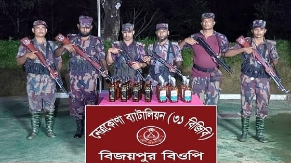 দুর্গাপুর সীমান্তে বিজিবির অভিযানে মালিকবিহীন ৪০ বোতল বিদেশী মদ জব্দ