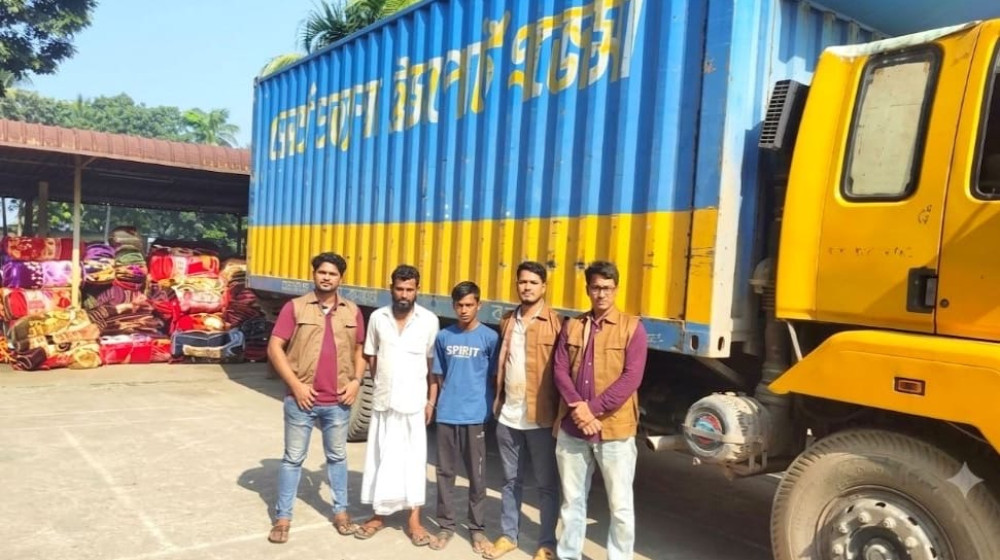 নেত্রকোণায় বিপুল পরিমাণ চোরাই কম্বলসহ আটক ২ চোরাকারবারি