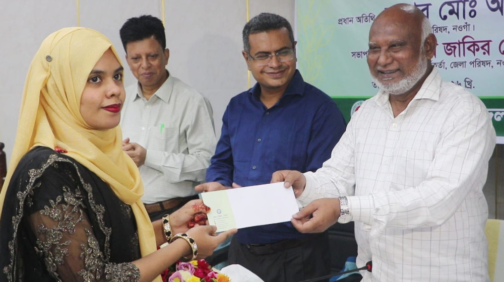 নওগাঁয় মেধাবী শিক্ষার্থীদের শিক্ষাবৃত্তি প্রদান