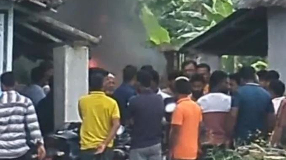 আ'লীগ পন্থী অধ্যক্ষকে মারধর করে মোটরসাইকেল পুড়িয়ে দিলো স্থানীয়রা