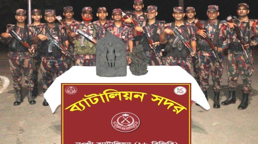 সড়কে টায়ার জ্বালিয়ে ছাত্রলীগের বিক্ষোভ; দুই জনকে মারধর করে পুলিশে দিলো ছাত্রদল