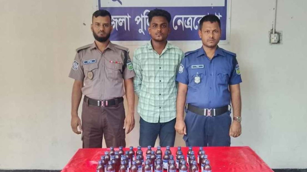 বাসে করে অভিনব কৌশলে ৪০ বোতল ফেনসিডিল পাচারকালে যুবক আটক