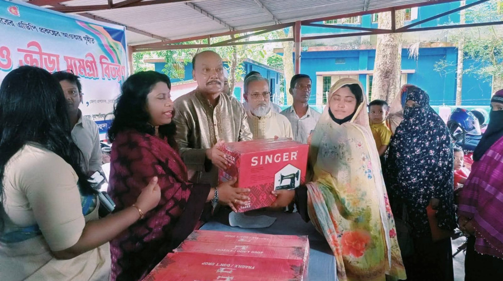 কার্পাসডাঙ্গায় অসহায় নারীদের মাঝে সেলাই মেশিন বিতরণ