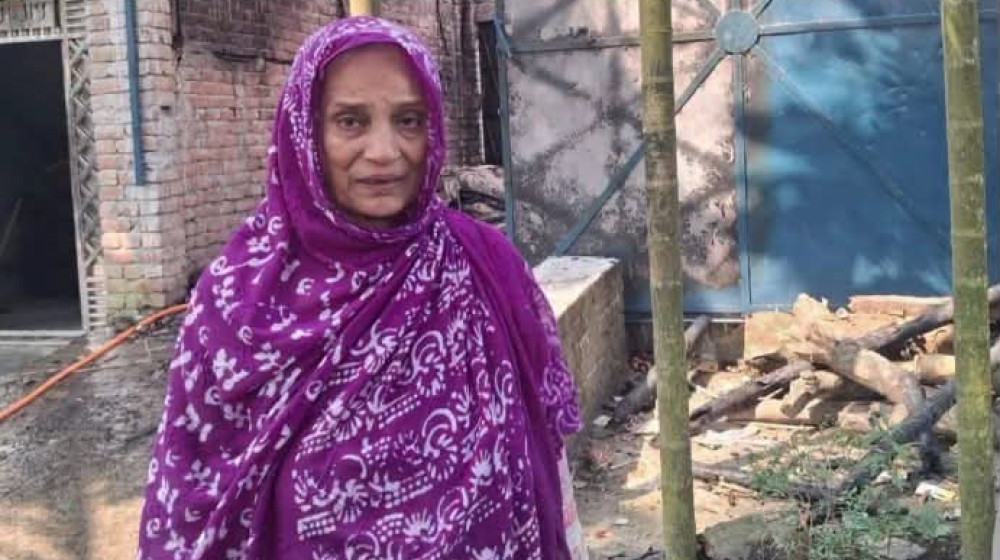 মামলার বাদী ৬৫ বছরের নারীকে বাড়ি থেকে থানায় নেওয়ার অভিযোগ, অবস্থান নিয়ে পরিবারের উদ্বেগ।