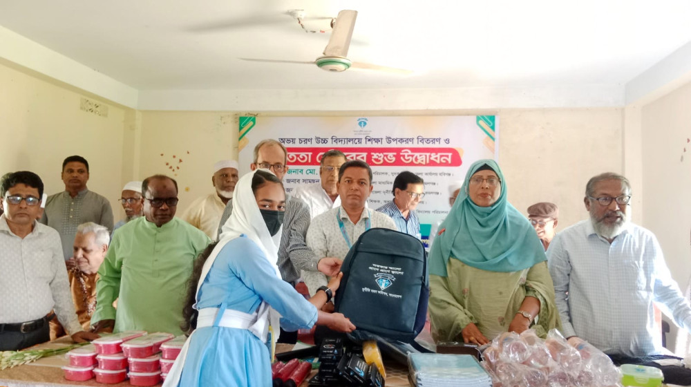 কমলগঞ্জে অভয় চরণ উচ্চ বিদ্যালয়ে সততা স্টোরের উদ্বোধন ও শিক্ষা উপকরণ বিতরণ