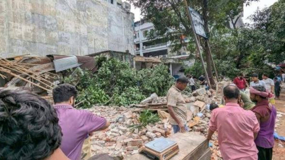 মিরপুরের রাড্ডা স্বাস্থ্যকেন্দ্রে হামলা-ভাঙচুর: পুলিশ পাহারায় ফের শুরু টিকাদান, তদন্তে পুলিশের গাফিলতির অভিযোগ