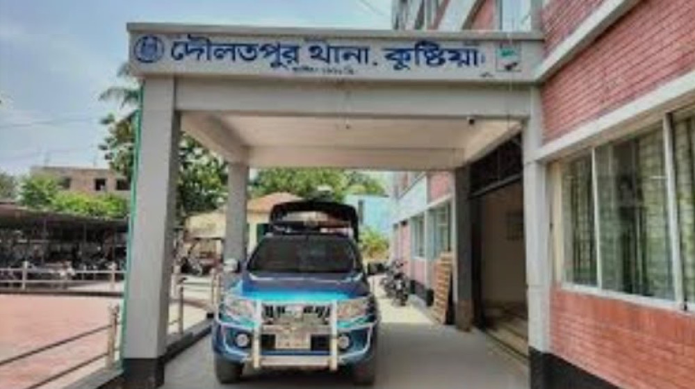 দৌলতপুরে নির্জন মাঠ থেকে অজ্ঞাত যুবকের ক্ষতবিক্ষত মরদেহ উদ্ধার।