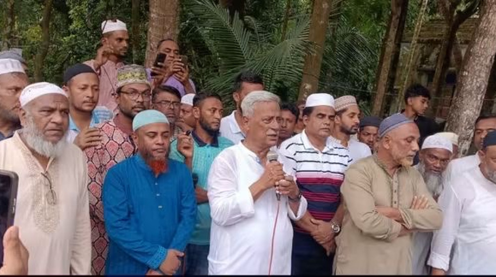 সেনবাগে আবুল খায়ের মোল্লার জানাজা শেষে পারিবারিক কবরস্থানে দাফন
