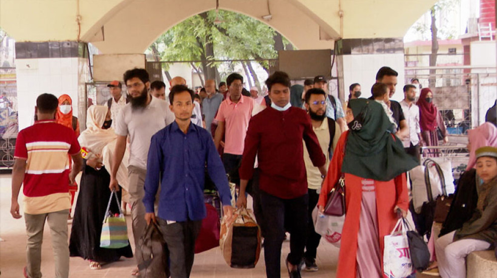 ঢাকায় ফিরছে কর্মজীবী মানুষ, অফিস খুলছে কাল ঢাকায় ফিরছে কর্মজীবী মানুষ, অফিস খুলছে কাল