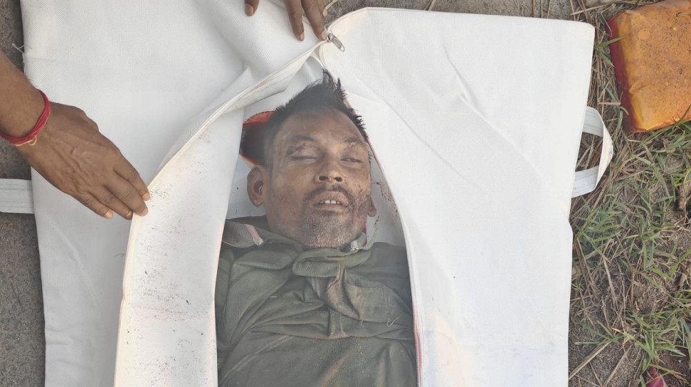 নওগাঁয় অ্যাম্বুলেন্সের ধাক্কায় ভ্যান চালক নিহত