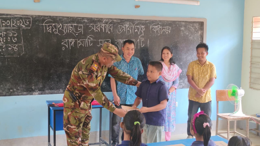 নানিয়ারচর ‌সেনা জোন উদ্যো‌গে শিক্ষক-শিক্ষার্থীদের মাঝে শিক্ষা সামগ্রী বিতরণ অনু‌ষ্ঠিত
