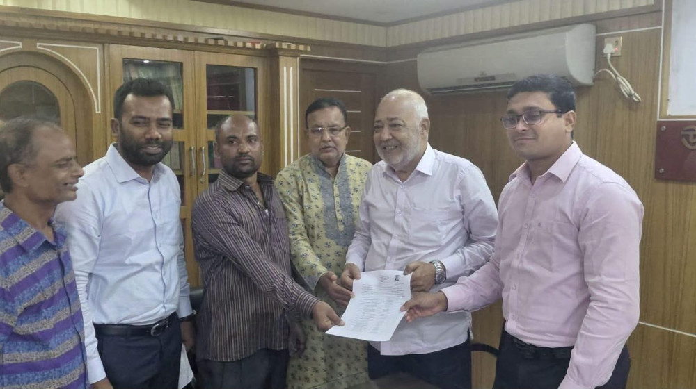 কুষ্টিয়ার দৌলতপুরে দূর্গাপূজার প্রস্তুতি;প্রতিটি মণ্ডপে ৬০০ কেজি চালের বরাদ্দপত্র দিলেন সংসদ সদস্য বাচ্চু মোল্ল।