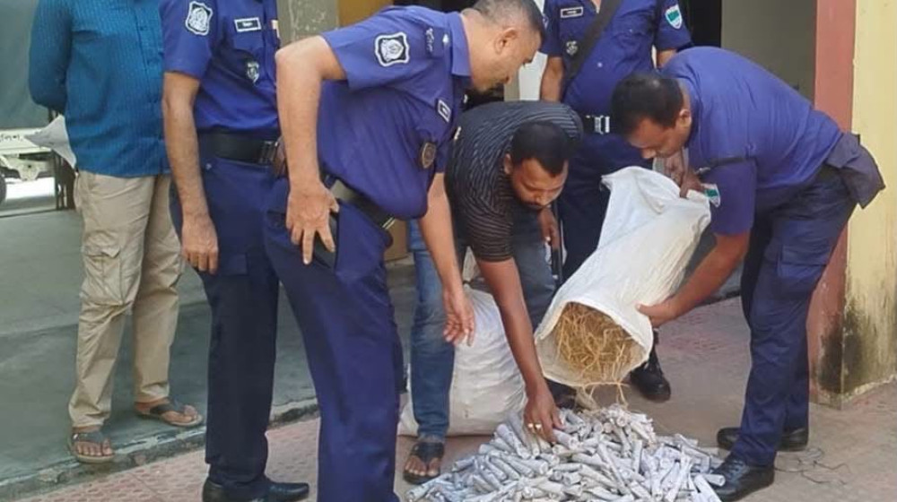 কুষ্টিয়ার ছেঁউড়িয়ায় লালনমেলা, পুলিশের অভিযানে গাঁজা সেবনের দুই হাজার সরঞ্জাম জব্দ।