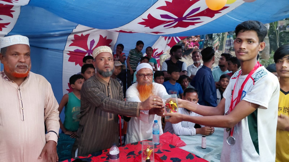 ‘মাদক ছেড়ে খেলতে আসি, সুস্থ সমাজ গড়ে তুলি’—কুড়িগ্রামের ভোগডাঙ্গায় চাইনিজ ফুটবল টুর্নামেন্টের ফাইনাল