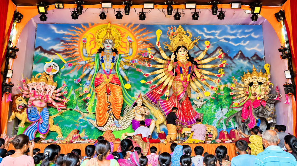 নরসিংদীতে ২০ ফুট ২৩ হাত ৭০ মাথা  উচ্চতাসম্পুর্ন স্কৃষ্ণ মন্দিরে ব্যতিক্রমী লক্ষ্মী  পূজা, ভক্তদের উপচে পড়া ভীড়