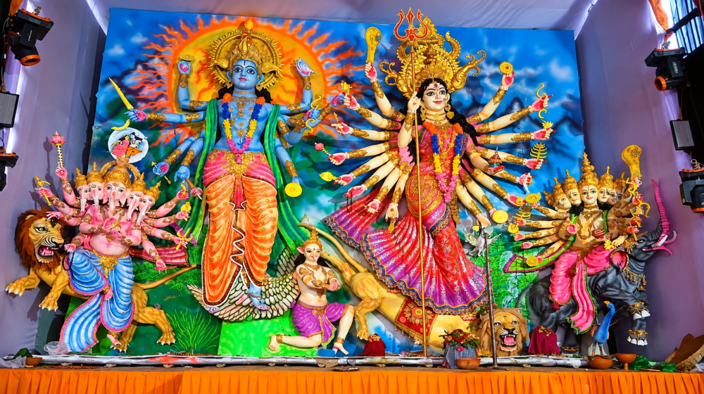 নরসিংদীতে ২০ ফুট উচ্চতাসম্পুর্ন স্কৃষ্ণ মন্দিরে ব্যতিক্রমী লক্ষ্মী  পূজা, ভক্তদের উপচে পড়া ভীড়