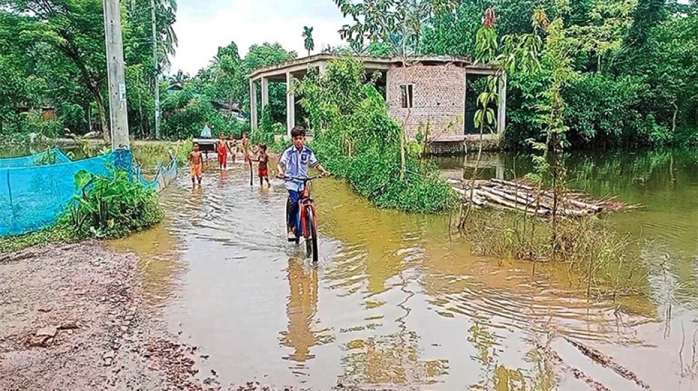 যশোরের বেনাপোলের বেনাপোল-খড়িডাঙ্গা পাকা সড়কে সৃষ্টি হয়েছে স্থায়ী জলাবদ্ধতা, দুর্ভোগে ১০ গ্রামের মানুষ