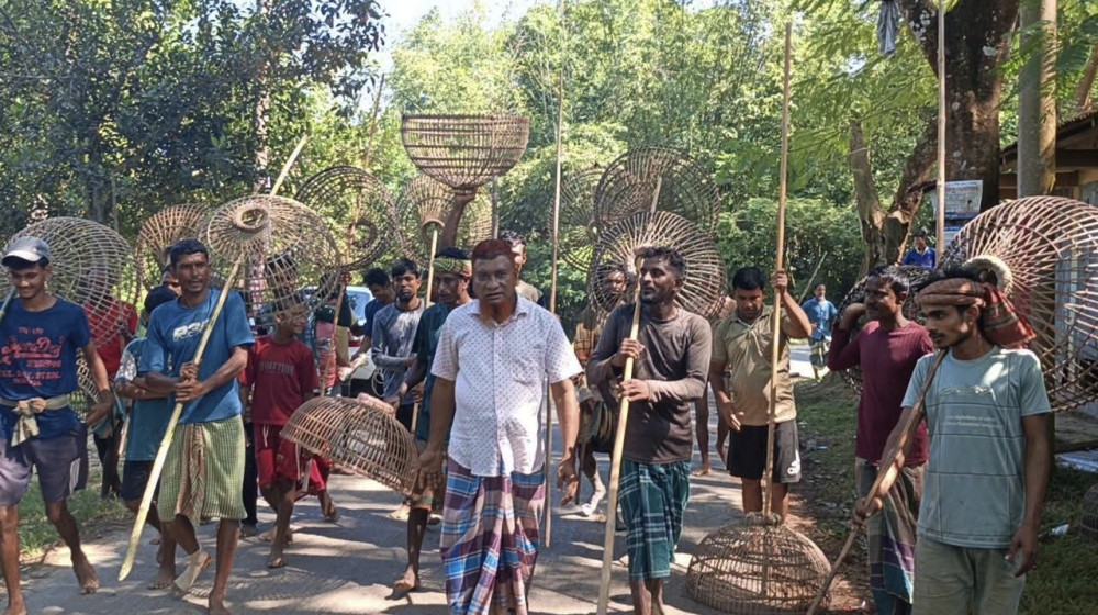 কমলগঞ্জের ধলাই নদীতে পলো বাওয়া উৎসব