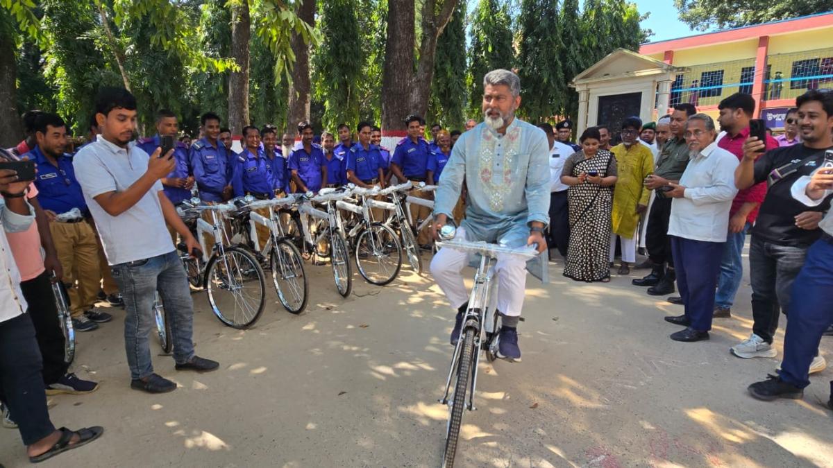 নওগাঁয় ৬৩ জন গ্রাম পুলিশকে বাইসাইকেল দিলেন এমপি ফজলে হুদা