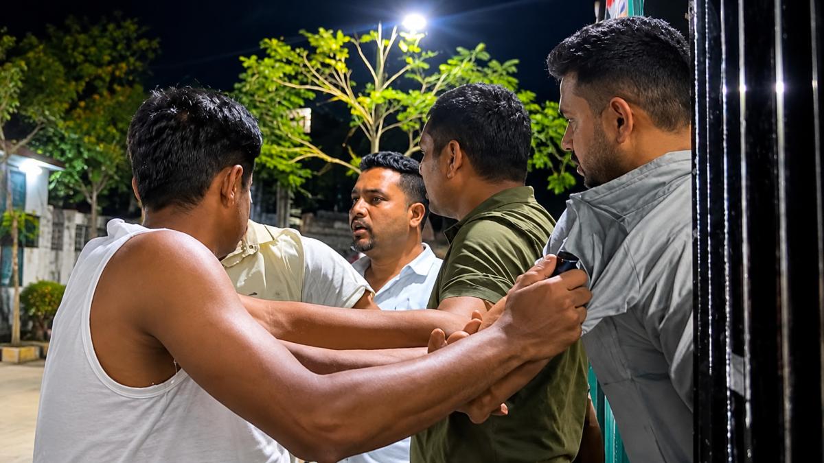 কোম্পানীগঞ্জে দাম্পত্য কলহের জেরে থানার গেটের সামনে সংঘর্ষ, আটক ৫