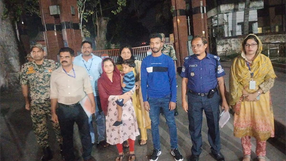 বেনাপোল চেকপোস্ট দিয়ে দেশে ফিরেছেন শিশুসহ এক দম্পতি