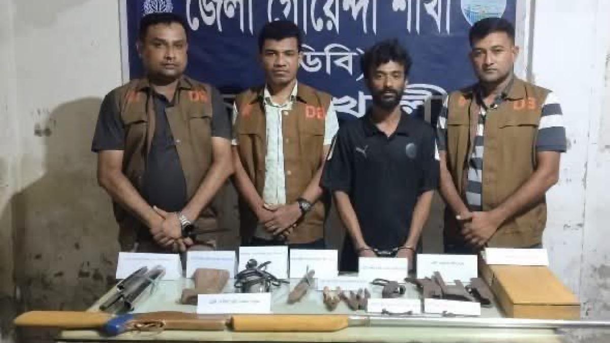 নোয়াখালীতে দেশীয় অস্ত্র তৈরির কারখানায় ডিবির অভিযান, বন্দুক ও সরঞ্জামসহ আটক ১