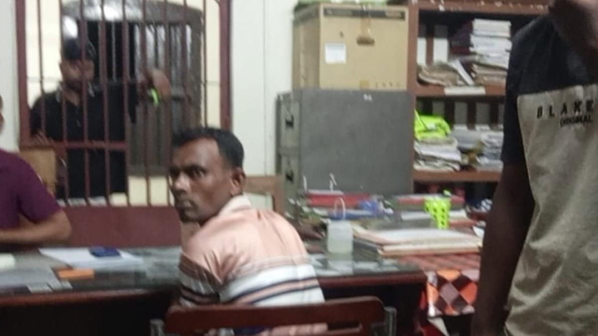 শ্রীমঙ্গল রেলস্টেশনে টিকিট কালোবাজারিতে যুক্ত ১ যুবককে গ্রেপ্তার